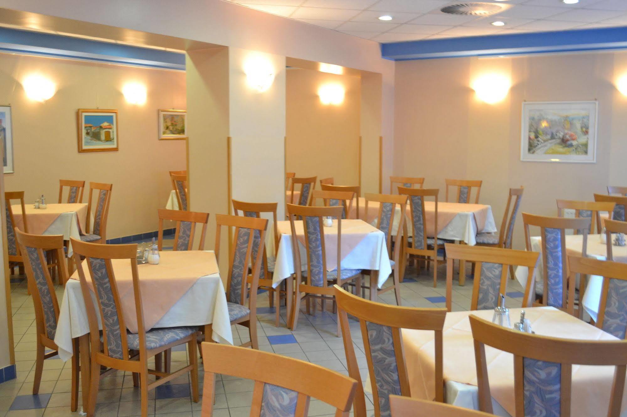 Hotel Tabor Sezana Bagian luar foto